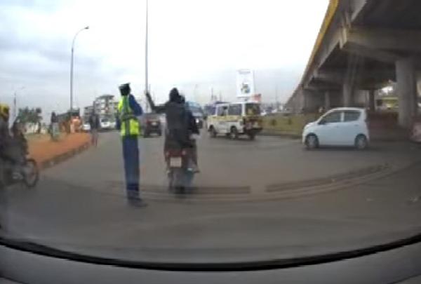 Moment Thieves On Motorcycle Snatched A Phone From Traffic Police Officer - autojosh