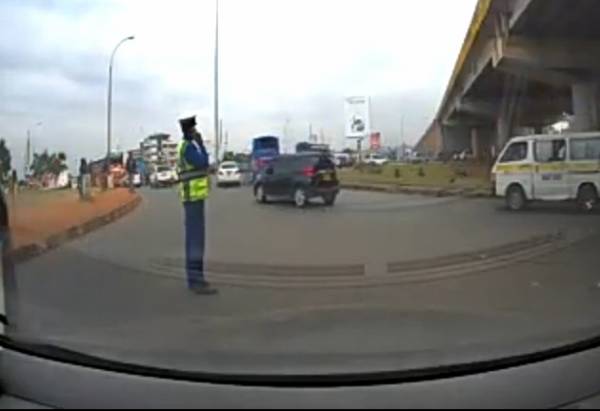 Moment Thieves On Motorcycle Snatched A Phone From Traffic Police Officer - autojosh