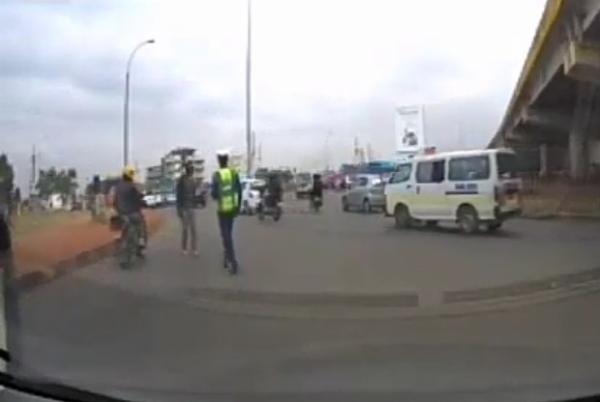 Moment Thieves On Motorcycle Snatched A Phone From Traffic Police Officer - autojosh 
