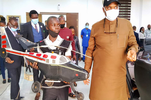 Enugu State Gov. Ugwuanyi Awards Scholarship To 2 Students Of Govt. Technical College Who Built Aircrafts - autojosh 