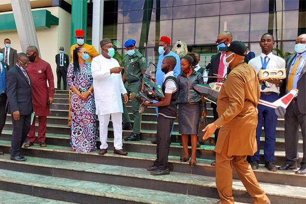 Enugu State Gov. Ugwuanyi Awards Scholarship To 2 Students Of Govt. Technical College Who Built Aircrafts - autojosh