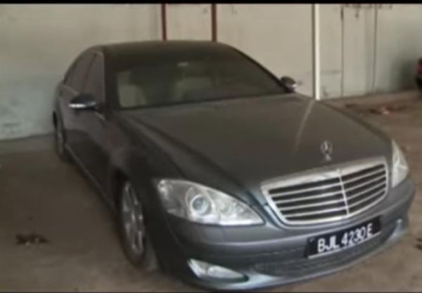 Cars Seized From Ex-Gambian President Yahya Jammeh, Including Rolls-Royces, Limos, Abandoned In A Warehouse - autojosh 