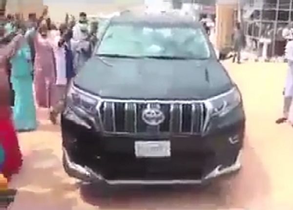 Watch As Joyful Staffs Surround 'Jamb Boss' Prof. Ishaq Oloyede's Toyota Land Cruiser - autojosh 