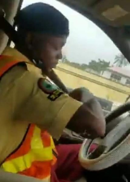 LASTMA Dismiss Officer Caught On Camera Soliciting Bribe From Vehicle Owner - autojosh