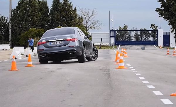 Watch How Big And Heavy 2022 Mercedes-Benz S-Class Deals With The Dreaded Moose Test - autojosh 