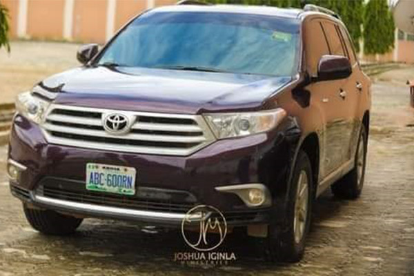 Pastor Iginla Presents Yinka Alaseyori 2012 Toyota Highlander, After Ministration In Abuja (PHOTOS)