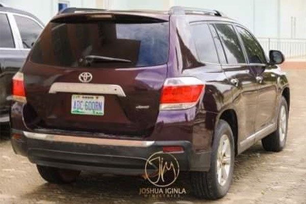 Oniduro Mi Crooner 'Yinka Alaseyori' Gets Toyota Highlander From Pastor Iginla After Ministration In Abuja - autojosh 