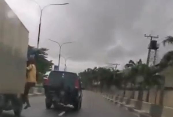 Moment LASTMA Official Falls Off A Moving Truck While Trying To Arrest The Fleeing Driver - autojosh 