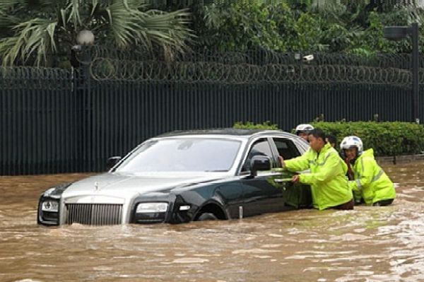 Rolls-Royce Ghost Worth ₦300 Million Stuck Inside Flood - autojosh 