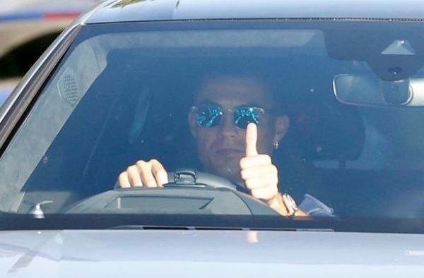 Cristiano Ronaldo Mobbed By Fans While Leaving Man Utd Training In ₦150M Lamborghini Urus - autojosh 