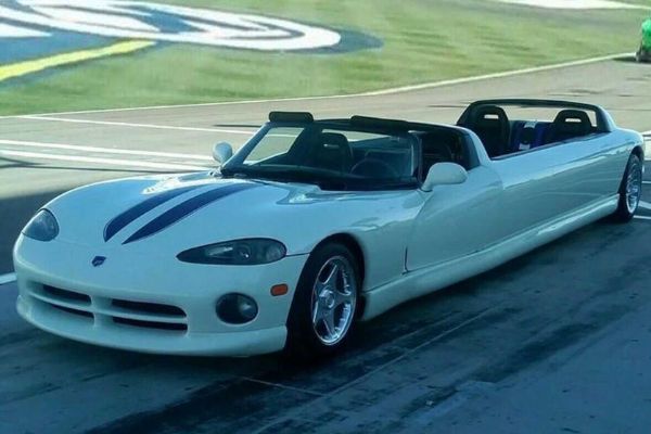 This 25-foot Long, 12 Seater Dodge Viper Limousine Is An Head Turner, But It Failed To Sell For $135,000 - autojosh