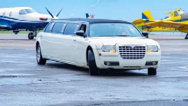 Moment Pastor Kumuyi Arrived In Style At An Event In Chrysler 300 Limousine - autojosh 