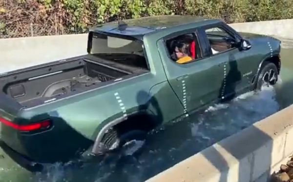 Watch : Rivian R1T Proves Electric Trucks Can Drive Through Deep Water Better Than Petrol/Diesel Cars - autojosh 