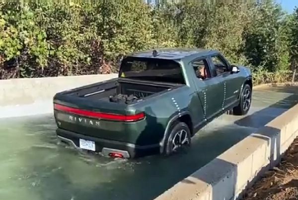 Watch : Rivian R1T Proves Electric Trucks Can Drive Through Deep Water Better Than Petrol/Diesel Cars - autojosh