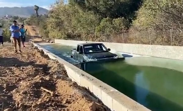 Watch : Rivian R1T Proves Electric Trucks Can Drive Through Deep Water Better Than Petrol/Diesel Cars - autojosh 