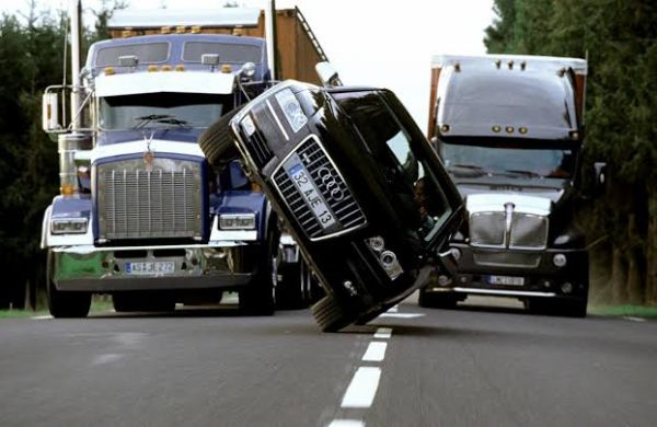 Transporter 3 : Audi A8 Drove On Two Wheels Between Two Trucks