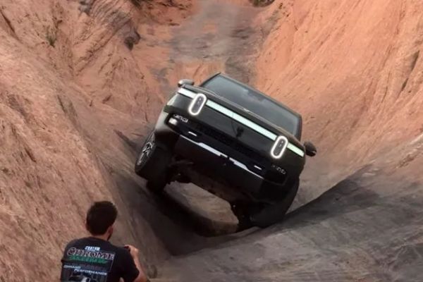 Dangerous Hill Climb : Watch Rivian R1T EV Truck Conquer “Hell’s Gate” - autojosh