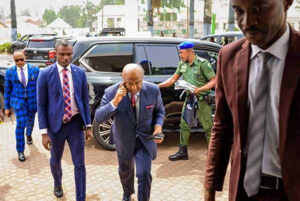 S’East Meeting : Uzodinma Stopped From Taking Armoured Vehicles Manned By Armed Guards Into The Complex - autojosh 