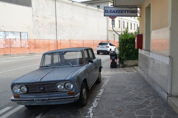 A Car Parked For 47 Years In The Same Spot On An Italian Street Becomes Tourists Attraction - autojosh 