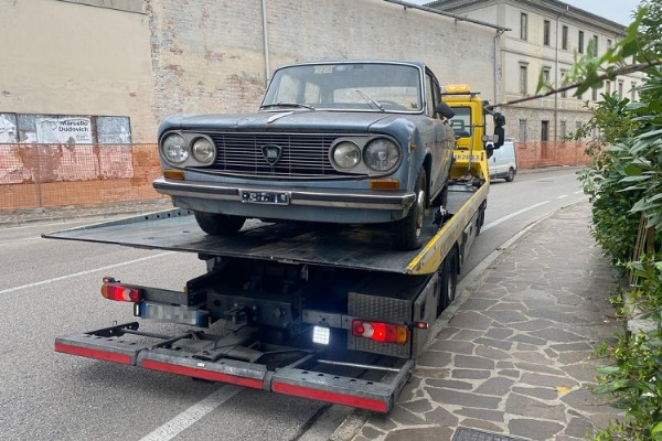 A Car Parked For 47 Years In The Same Spot On An Italian Street Becomes Tourists Attraction - autojosh 