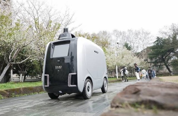 Alibaba's Delivery Robots Xiaomanlv Has Delivered Over 1 Million Parcels In China Since Its Launch - autojosh 