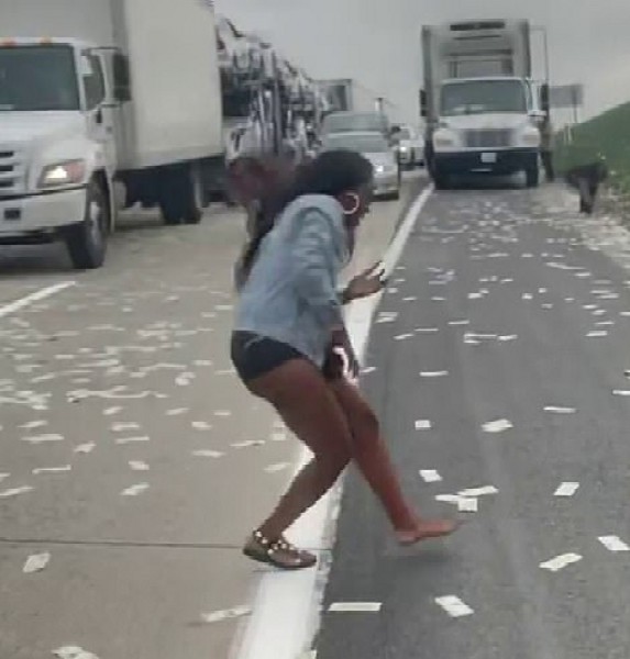 Drivers Scramble To Pick Money After Armoured Truck Spilled Cash On The Highway In U.S. - autojosh 