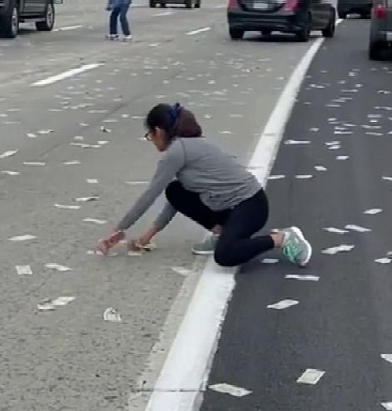 Drivers Scramble To Pick Money After Armoured Truck Spilled Cash On The Highway In U.S. - autojosh 