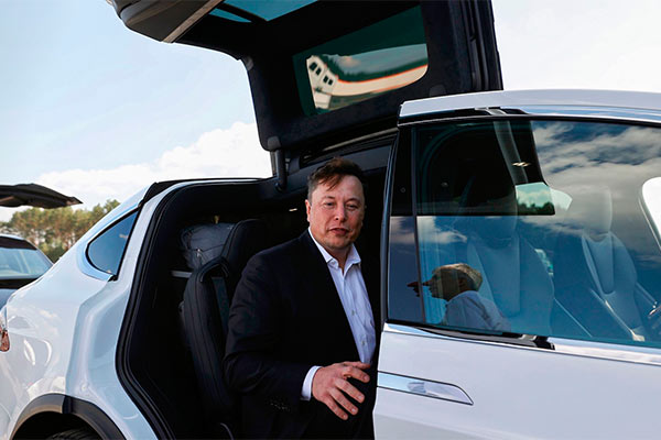 Elon Musk Scares Mercedes-Benz, BMW, Bob Lutz Tells Financial Times