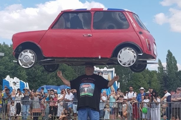 MINI, The Heaviest Car Balanced On The Head - autojosh