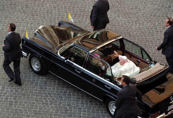 Photos Of The Day : Pope Paul VI Riding In His Pullman Mercedes-Benz 300 SEL Landaulet - autojosh 