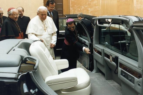 Photos Of The Day : Pope Paul VI Riding In His Pullman Mercedes-Benz 300 SEL Landaulet - autojosh 
