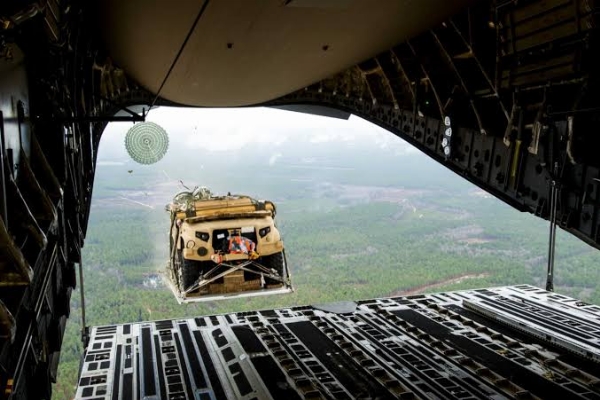 Photos Of The Day : Air-dropping A Humvee - autojosh 