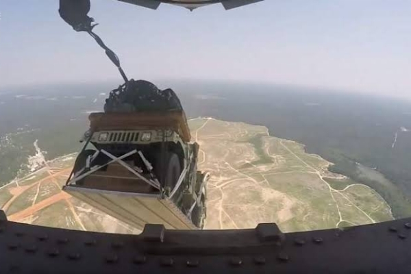 Photos Of The Day : Air-dropping A Humvee - autojosh 