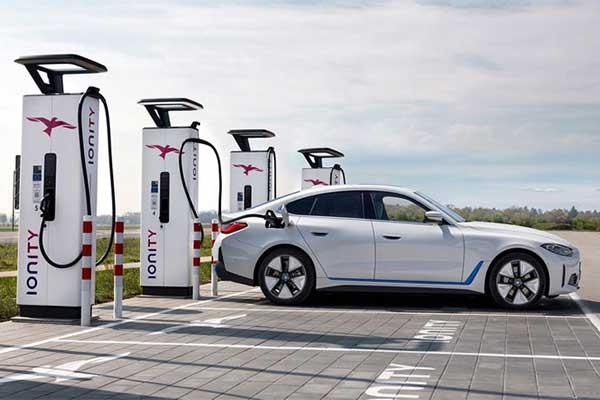 BMW's 2022 i4 Electric Sedan Can Travel Nearly 500Km On A Single Charge