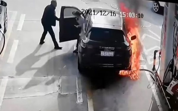 Terrifying Moment Man Set Fire To A Porsche Being Refueled At A Petrol Station In China - autojosh 
