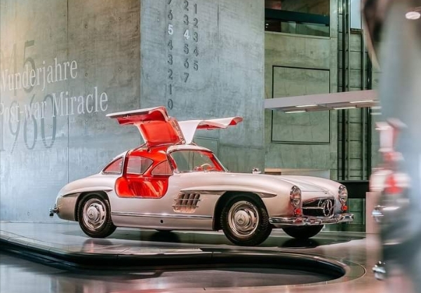 Photos Of The Day : The Iconic Mercedes-Benz 300 SL Gullwing - autojosh 