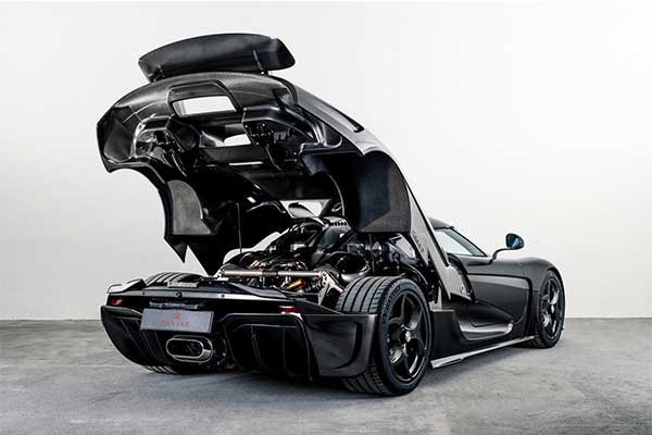 Naked Carbon Fiber Koenigsegg Regera Is A One-Of-A-Kind Hypercar