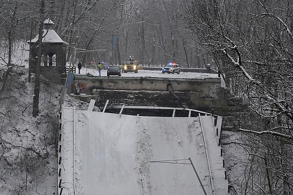 Aging Bridge In Pittsburgh, USA Collapses While Cars Were Driving On It, Hours Before Biden's Visit - autojosh 