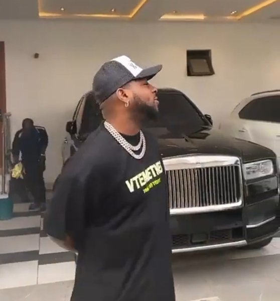 Nigerians React After Policeman Was Spotted Washing Davido’s ₦350 Million Rolls Royce Cullinan - autojosh 