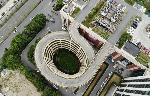 Today's Photos : Even Experienced Drivers Find This Rooftop Helical Parking Lot In China Challenging - autojosh