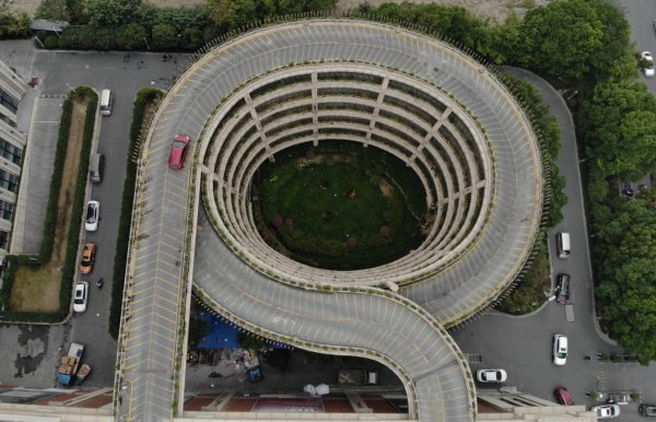 Today's Photos : Even Experienced Drivers Find This Rooftop Helical Parking Lot In China Challenging - autojosh