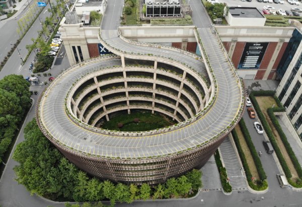 Today's Photos : Even Experienced Drivers Find This Rooftop Helical Parking Lot In China Challenging - autojosh