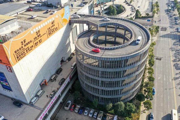 Today's Photos : Even Experienced Drivers Find This Rooftop Helical Parking Lot In China Challenging - autojosh 