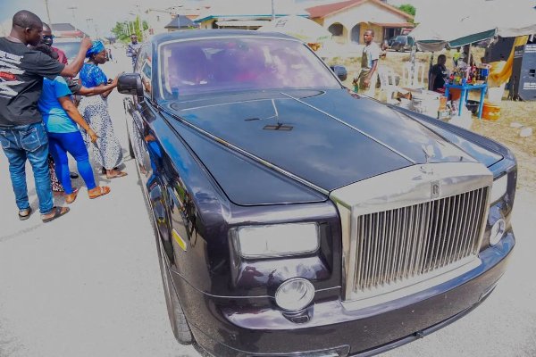 Warri Billionaire Chief Ayirimi Emami Flaunts His Rolls-Royce Phantom And Bentley Mulsanne - autojosh 