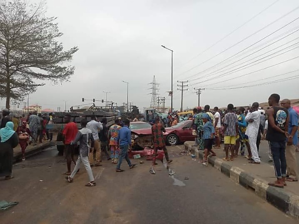 Many Injured In An 8-car (4 Trucks, 2 Cars And 2 Buses) Vehicle Accident At Agric, Lagos - autojosh 