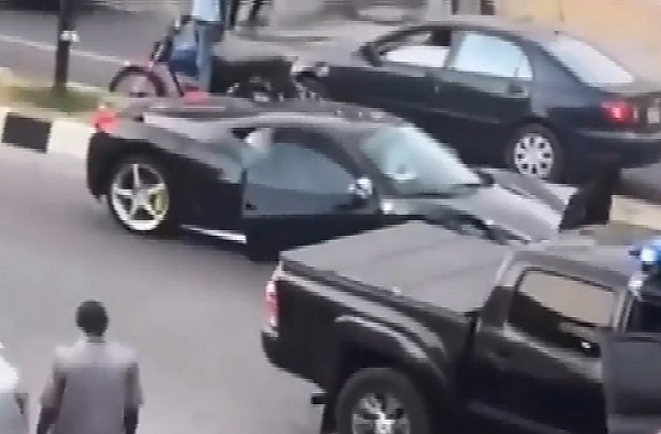 Burna Boy Crashes His ₦120M Ferrari In Lagos, Says Everyone Kept Recording Instead Of Helping - autojosh 