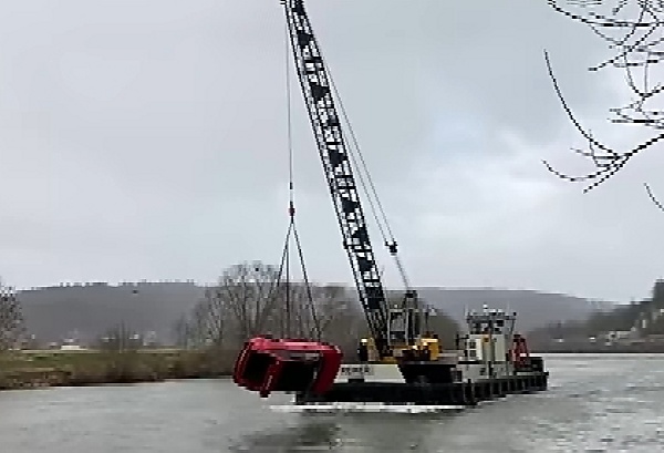 Driver Escape Through The Sunroof After He Mistakenly Reverses His Audi RS6 Into River - autojosh 