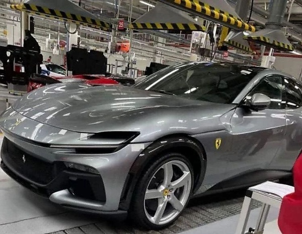 Il primo SUV delle case automobilistiche, la Ferrari Purosangoy, è trapelato prima del suo debutto