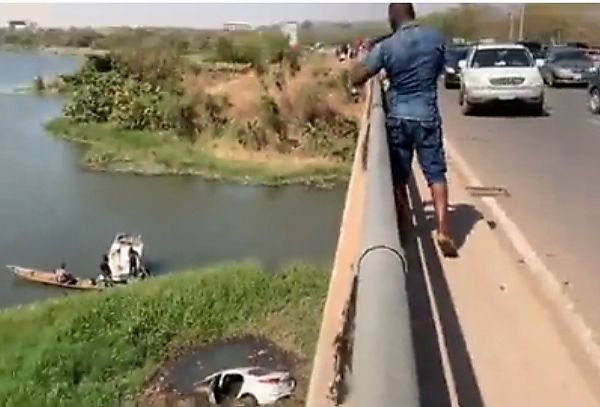 Man Escaped Unhurt After His Car Skidded Off Shehu Yar Adua Highway Into Jabi Lake - autojosh 