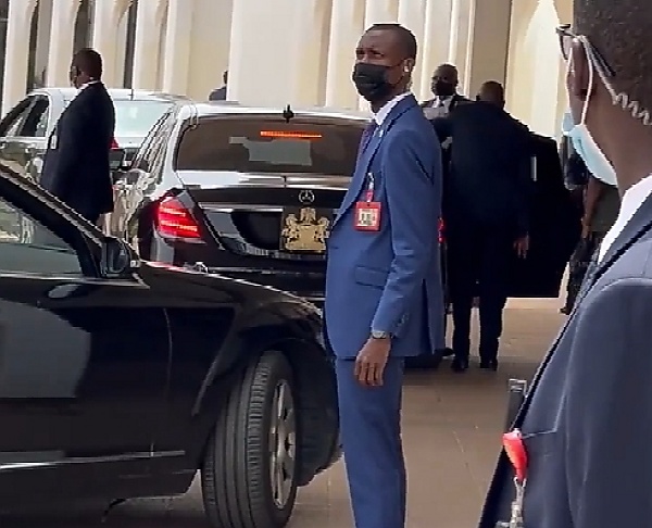 Moment Buhari Arrived At State House In Armoured Mercedes-Maybach S-Class - autojosh 